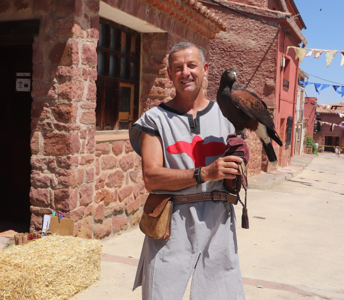 Carlos Enríquez Martín, dibujante y naturalista: “Adiestrar aves rapaces es una cuestión de confianza, se dejan llevar por su instinto”
