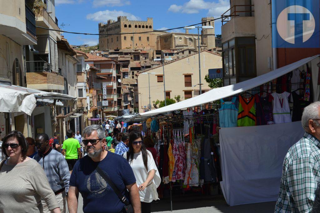 La gran feria de Valderrobres estrecha lazos de unión entre los vecinos del Matarraña