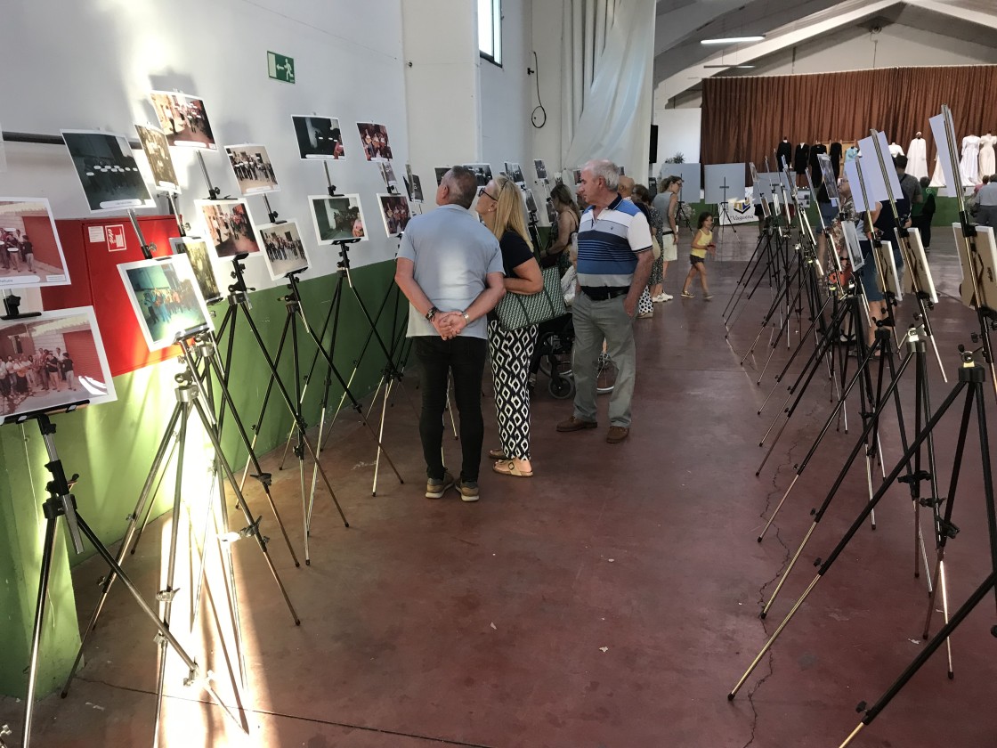 La rondalla de Báguena recorre en 55 imágenes la historia de la formación
