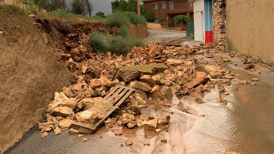 La DPT trabaja en la limpieza de cinco carreteras afectadas por encharcamientos y arrastres de tierra tras las tormentas del jueves