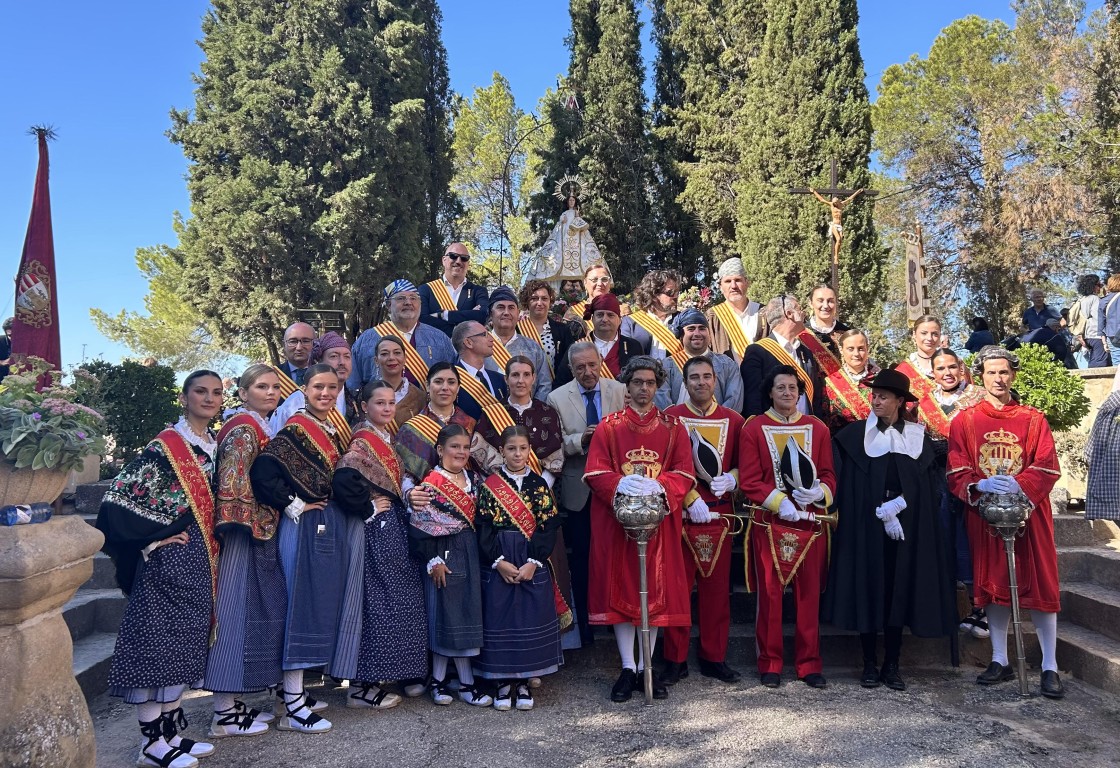 Centenares de alcañizanos llegados en romería llenan de flores y tradición a la Virgen de los Pueyos