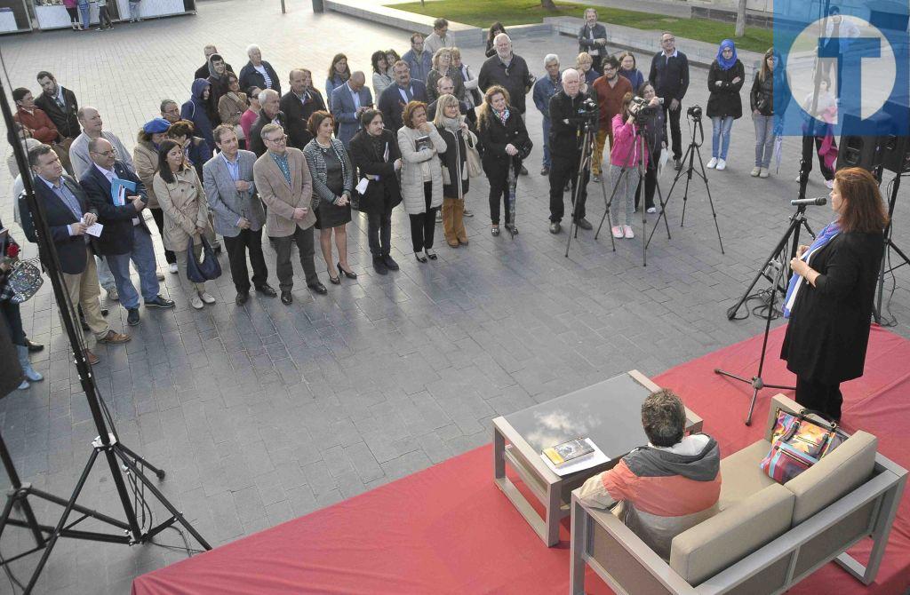 Care Santos inaugura la II Feria del Libro y el Cómic de Teruel