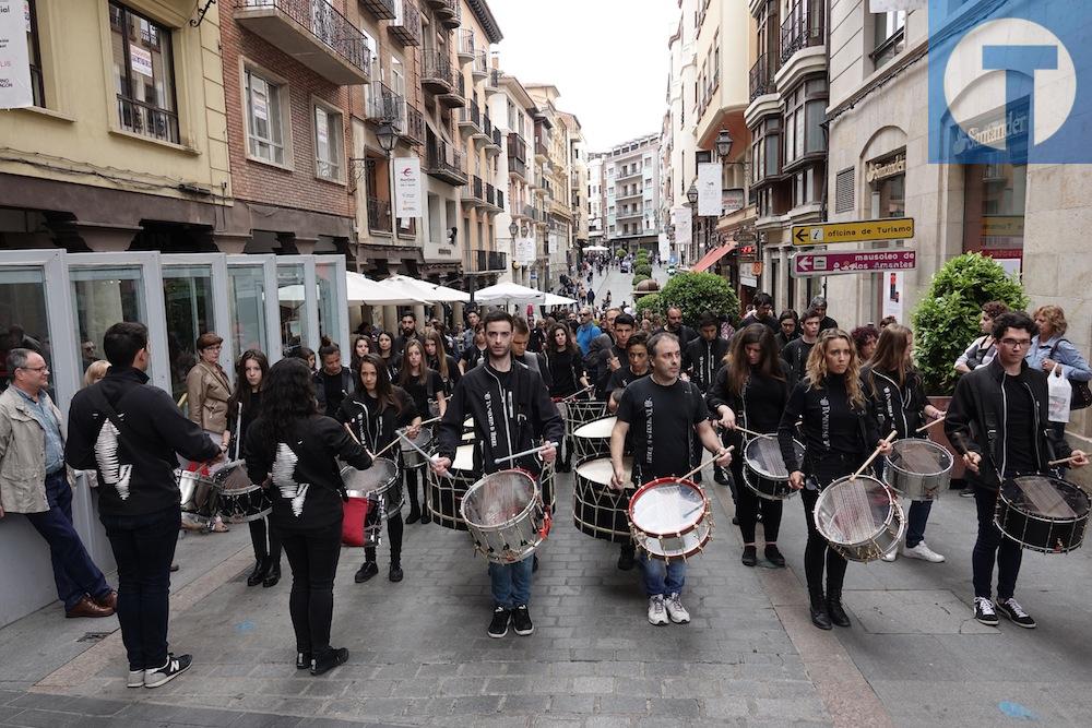 200 personas demuestran que la música tradicional está más viva que nunca con motivo del XXX Aniversario de Tambores de Teruel