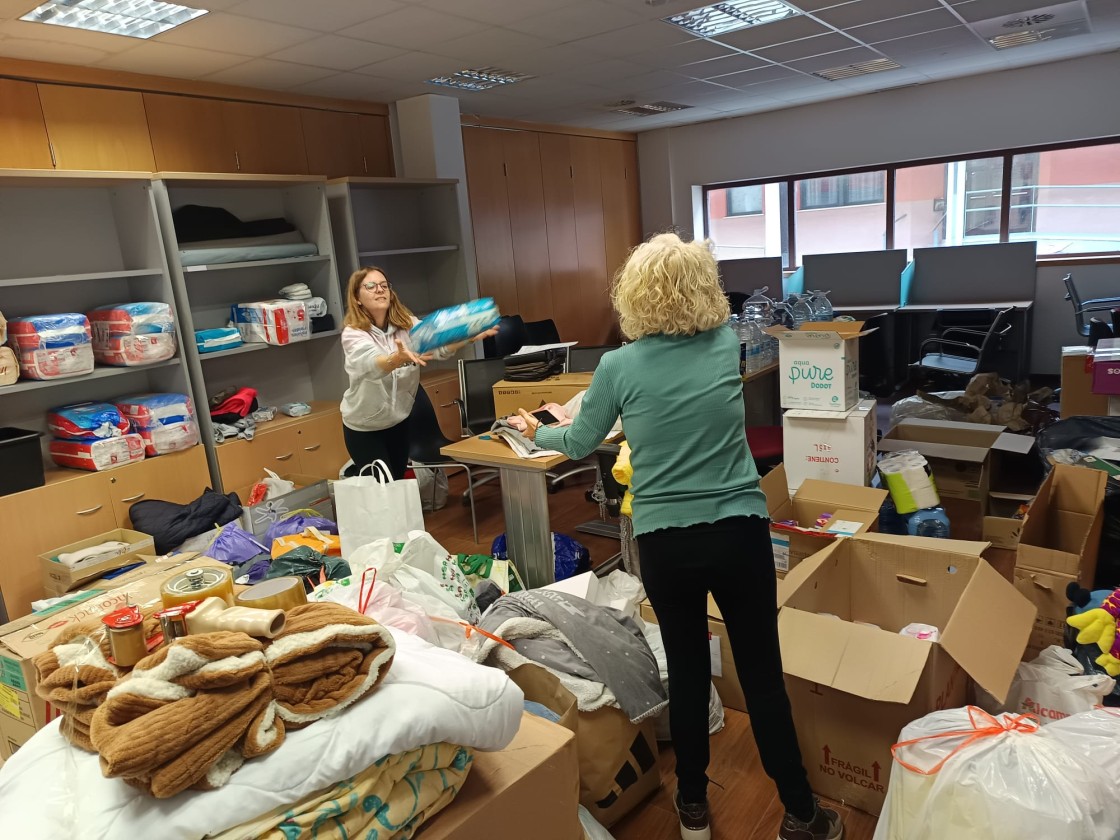 Las asociaciones vecinales abren sus sedes para recoger ropa, alimentos y artículos de primera necesidad