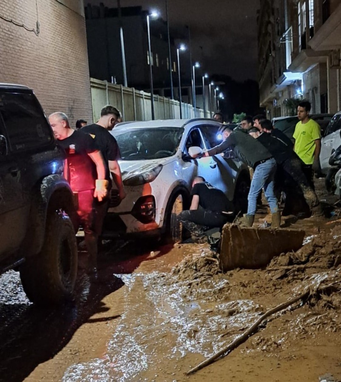 Todo terrenos turolenses ayudan a retirar coches en las calles