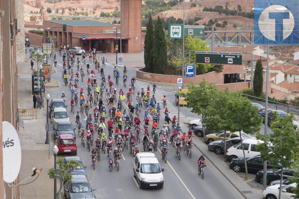 Un texto en favor de los ciclistas abre el día de la bici en Teruel