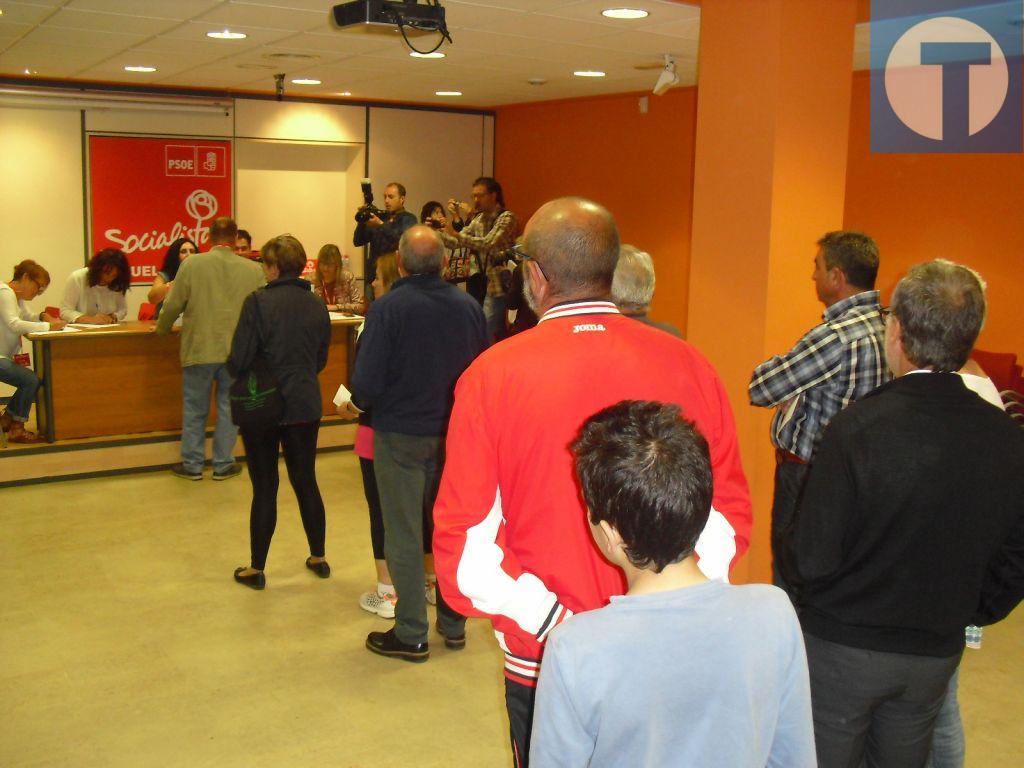 Colas en Teruel para votar en las primarias del PSOE en la apertura del centro de votación