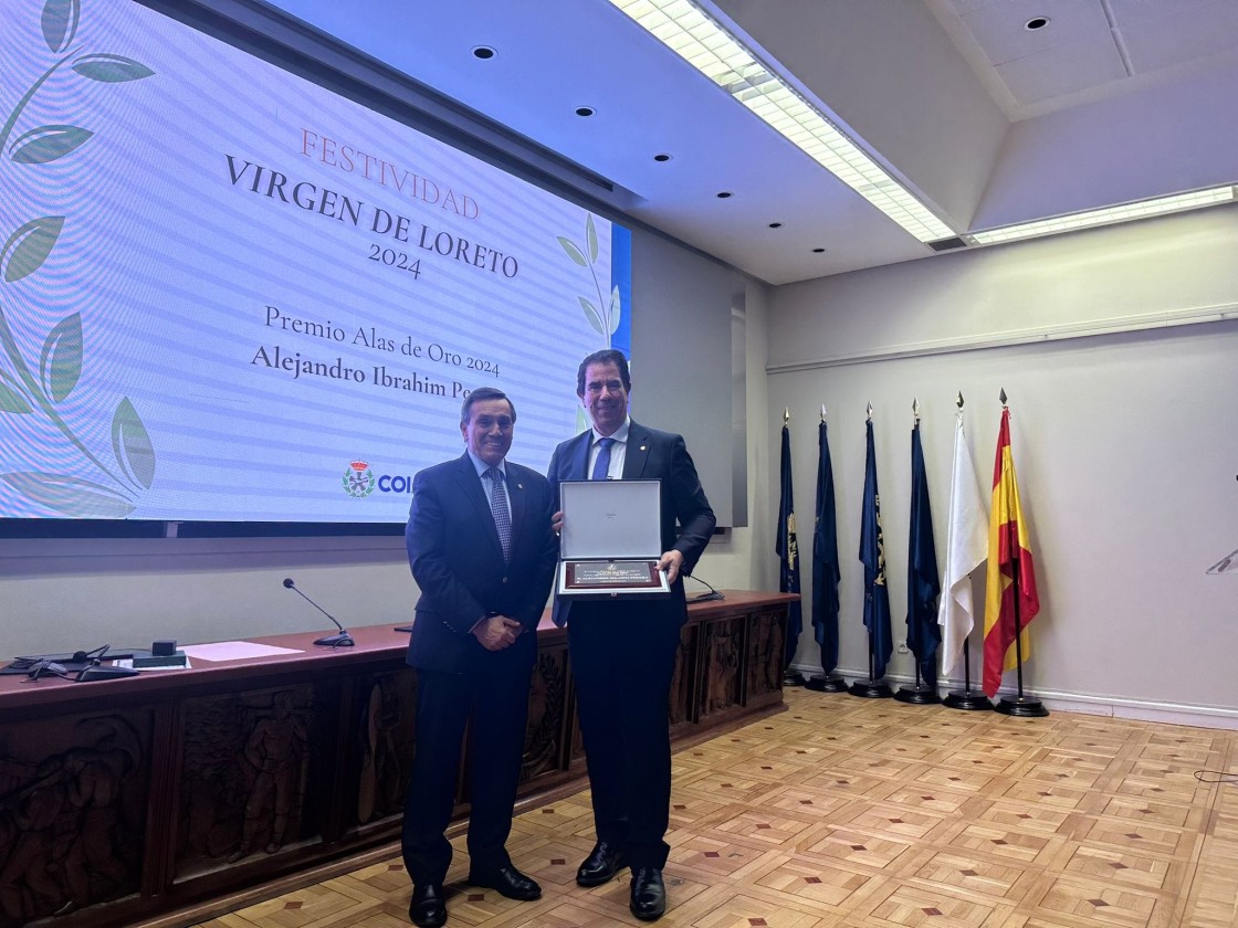 Alejandro Ibrahim recibe las Alas de Oro del Colegio de Ingenieros Aeronáuticos