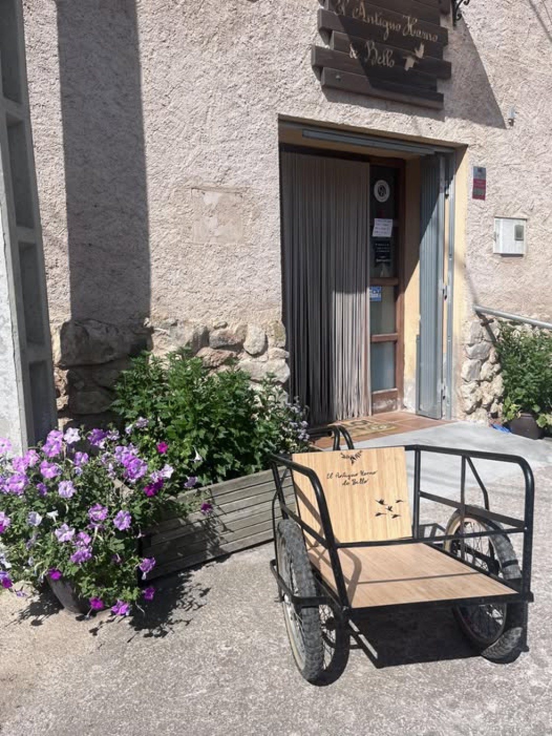 La tienda Antiguo Horno de Bello baja la persiana por el descenso de las ventas