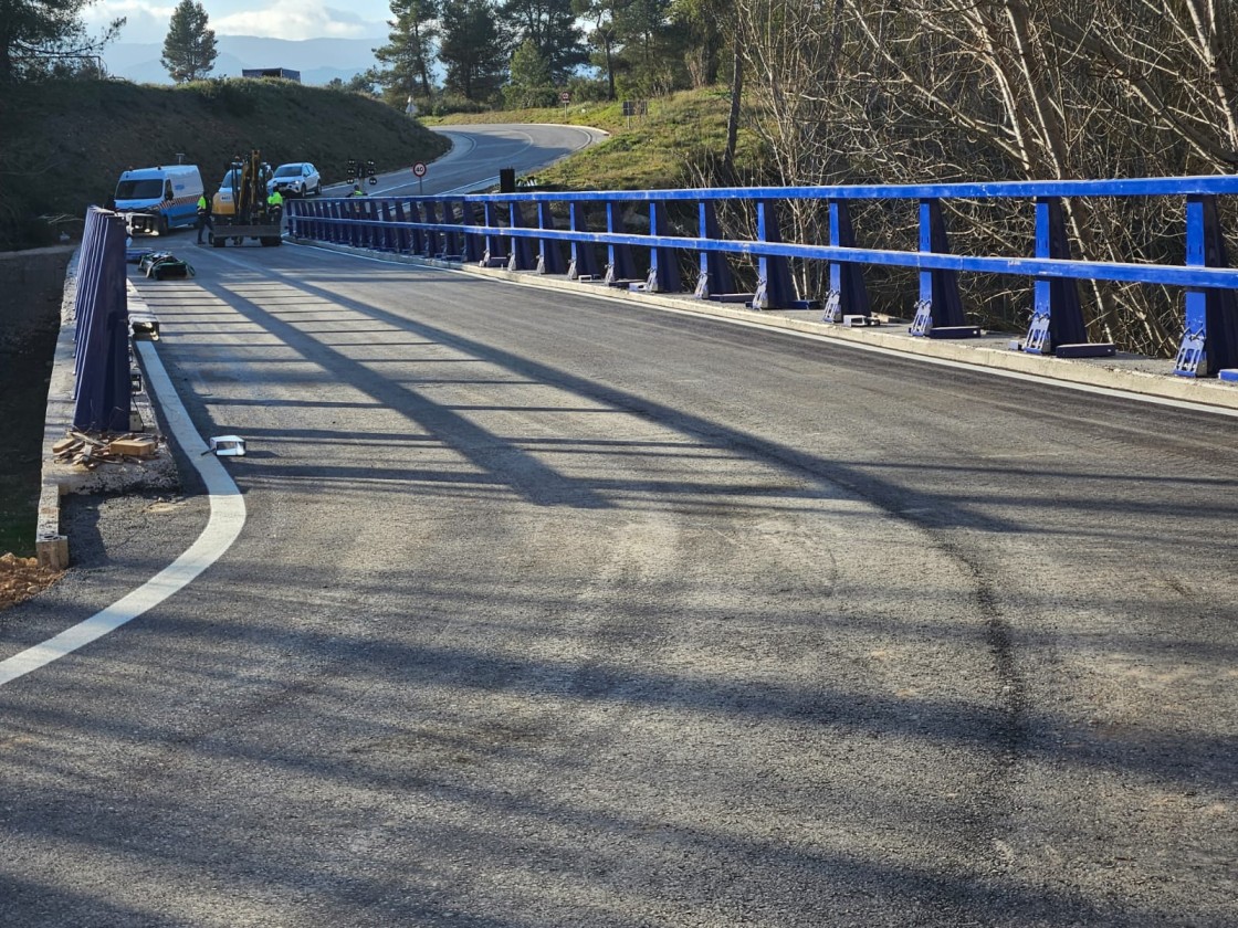 El puente sobre el río Algars en Lledó reabre tras las obras de ampliación