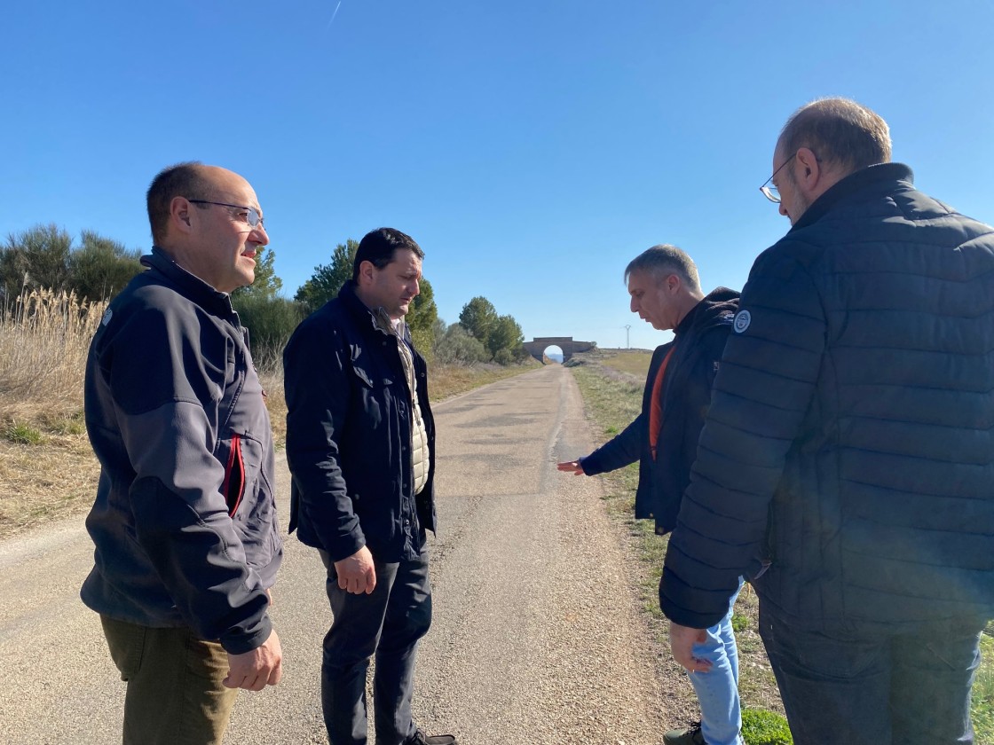 Técnicos de la Diputación de Teruel evalúan el estado del Camino de la Vía en Alcañiz para su asfaltado