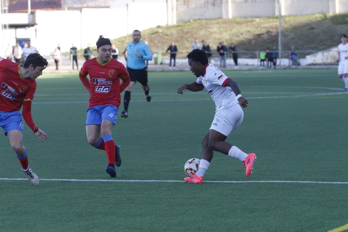 Vuelven a saltar las alarmas en La Vega con la derrota del Utrillas ante el Zuera (0-2)
