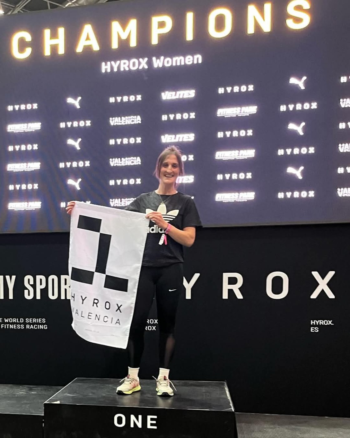 Mónica Ferrer, líder en la competición Hyrox de Valencia