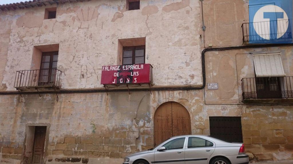 Recolocan en un edificio del Gobierno de Aragón en Castelserás la placa de Falange