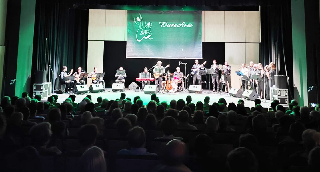 El auditorio se queda pequeño para ver actuar a Burearte a favor de Afifasen