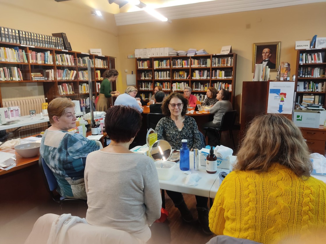 Las mujeres aprenden a cuidar su alimentación y su cutis en la biblioteca de Santa Eulalia del Campo