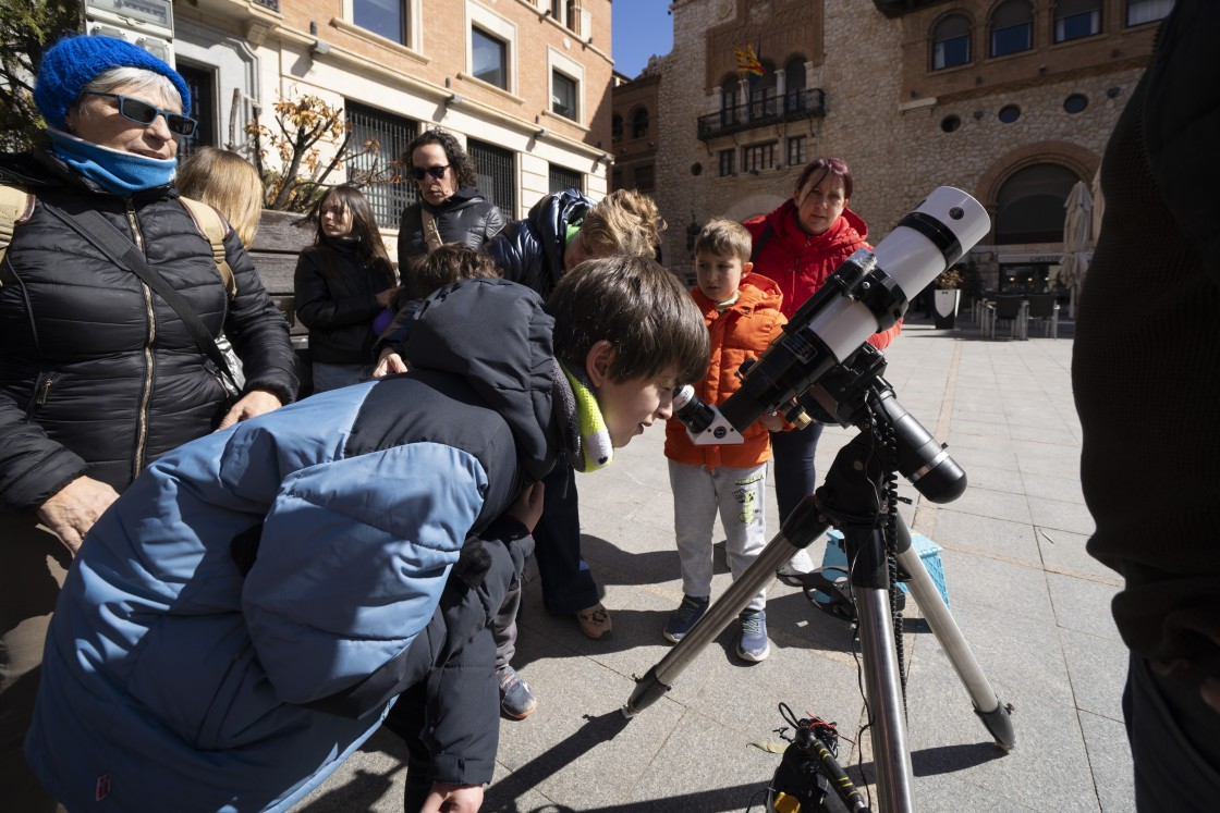 El eclipse solar parcial seduce a los turolenses y sirve de simulacro para el total de 2026