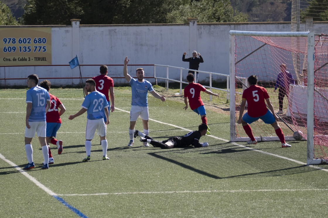 El Atlético agranda su colchón a costa de un Cella que no se rindió nunca