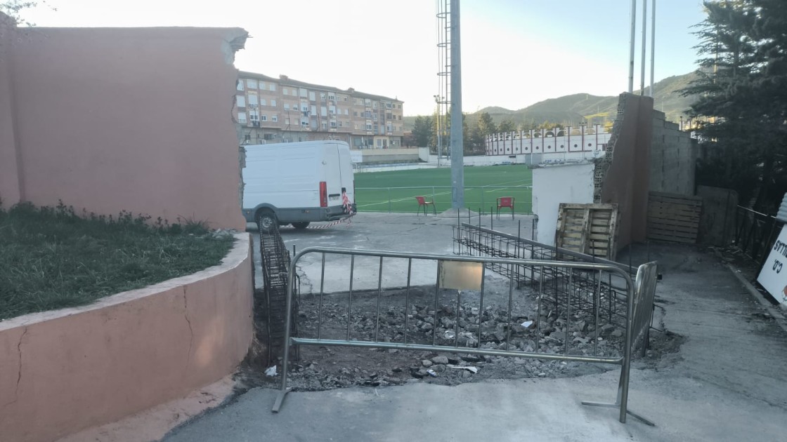 La entrada al campo de fútbol de Utrillas simulará la galería de una mina