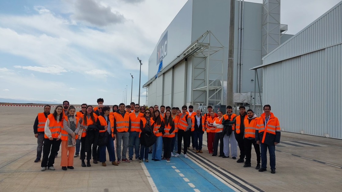 El alumnado de ADE visita el Aeropuerto de Teruel para asimilar estrategias de gestión