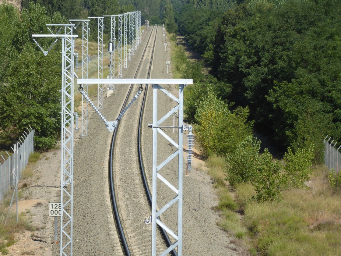 Errores y carencias técnicas incrementan el coste de la electrificación del tren en 3 millones