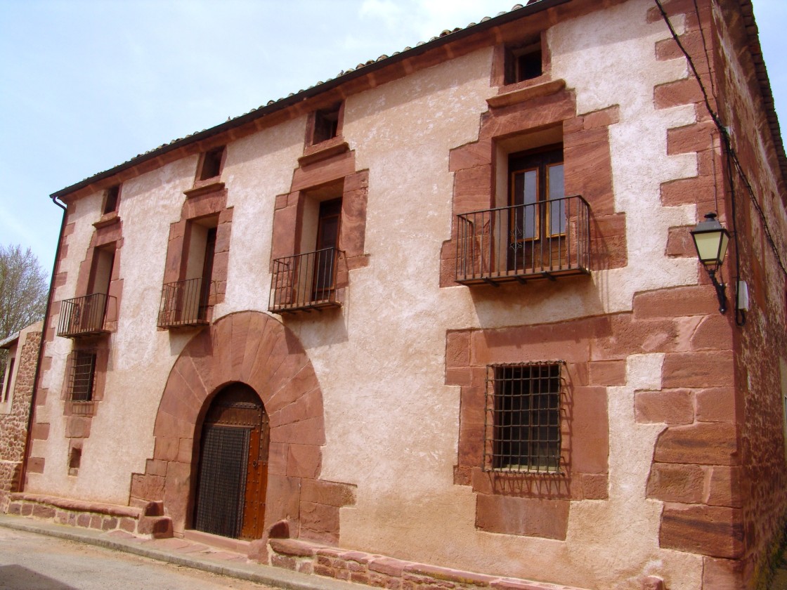 Ródenas, la marcada personalidad que la piedra roja confirió a la arquitectura tradicional