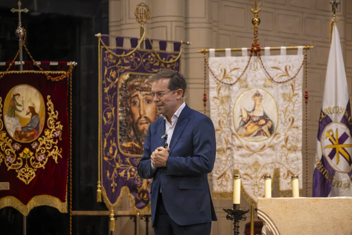 Javier Sierra no podrá asistir al acto de Romper la Hora
