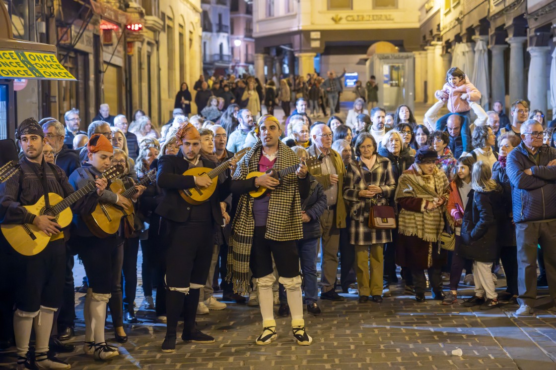 Las calles del Centro Histórico de Teruel vuelven a llenarse de rondadores en la madrugada