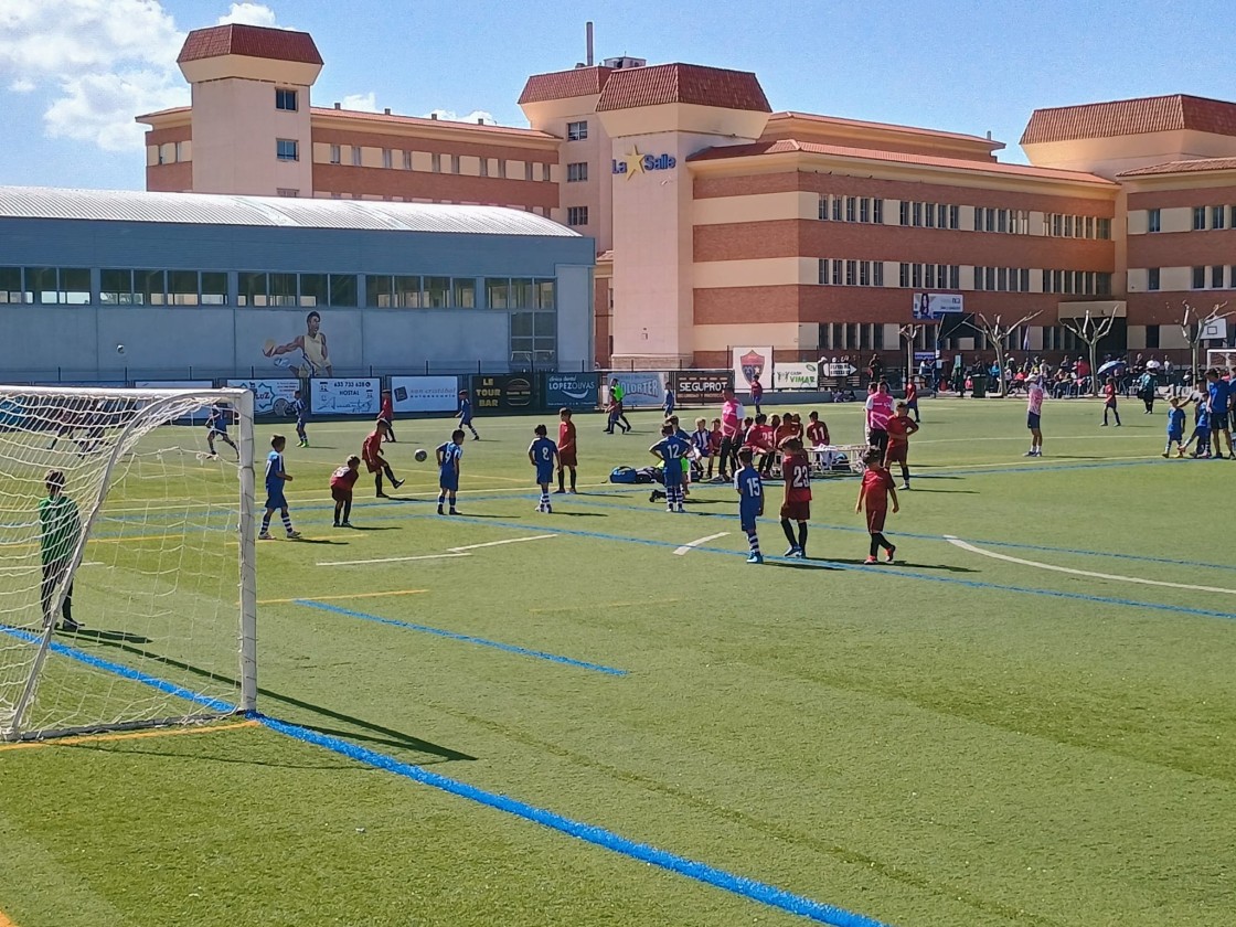 El Trofeo Lasaliano da cita a más de 150 chavales en un día de fútbol puro