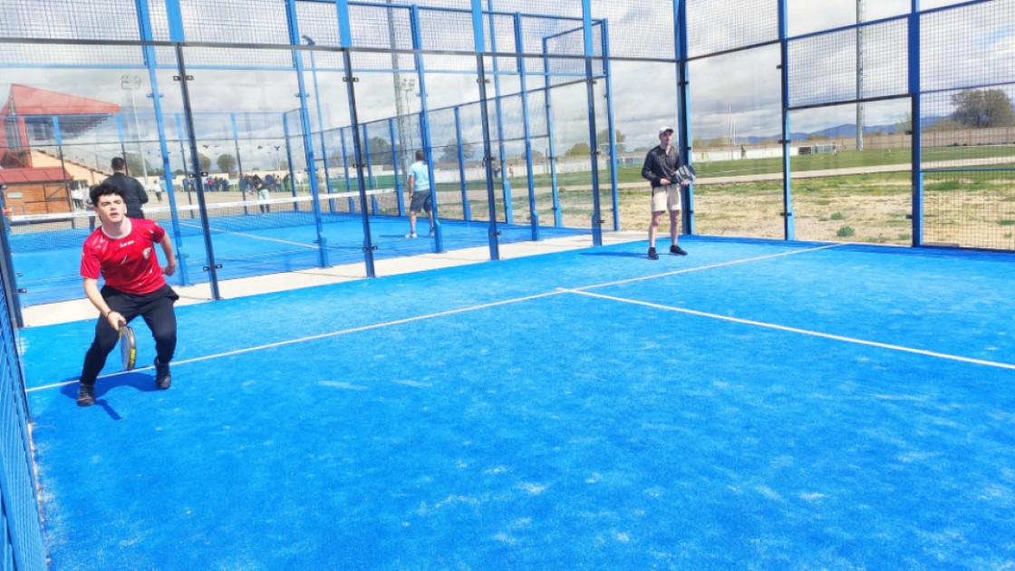 El torneo de exhibición de pádel de Cella registra buen ambiente