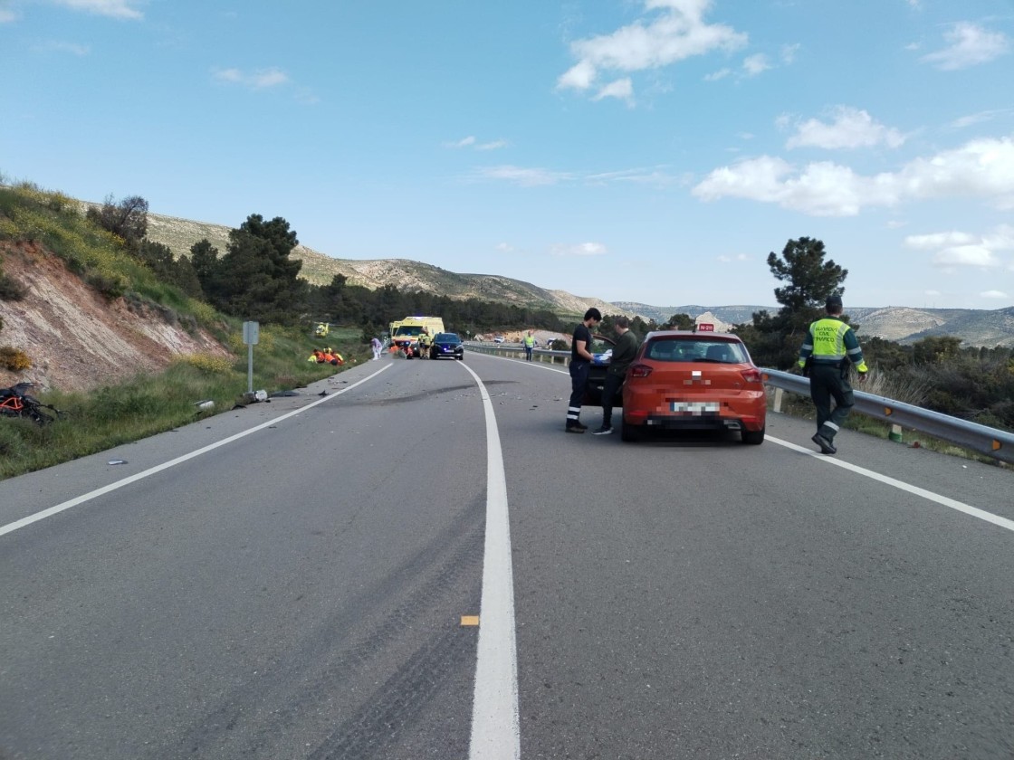 Un muerto y una herida grave al chocar un coche y una moto en Gargallo