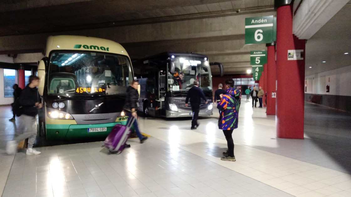La movilidad en transporte público con Madrid y Valencia ha ido de mal en peor durante este siglo