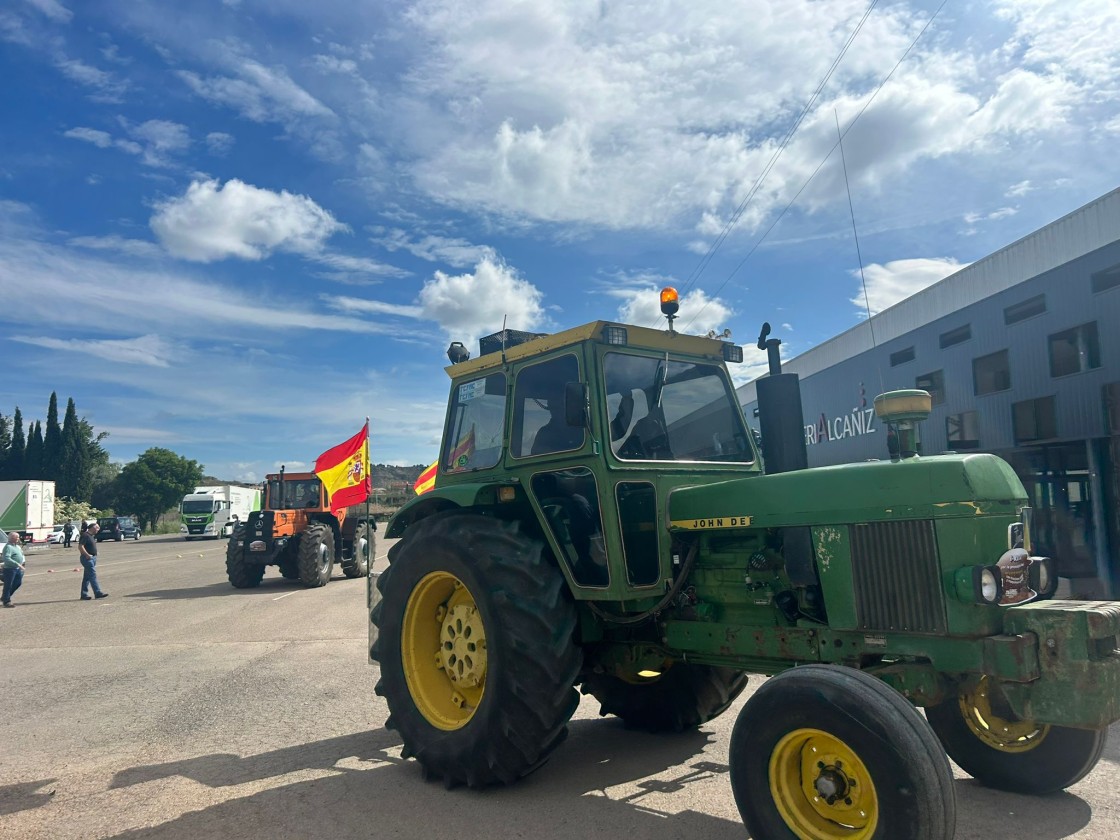 Alcañiz inaugura la ruta provincial de tractores clásicos de más de 470 kilómetros