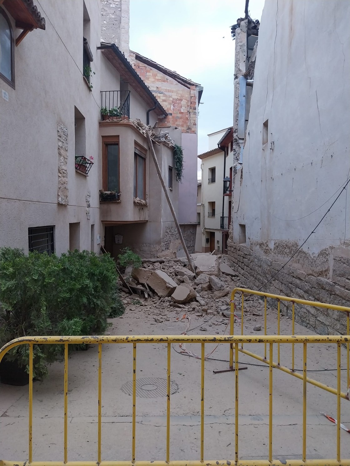 Se derrumba una casa en Mas de las Matas y afecta a una vivienda colindante