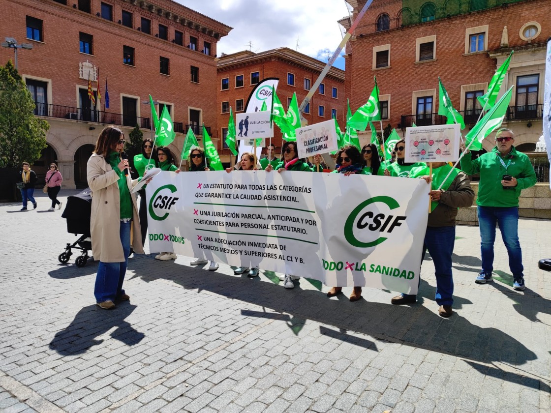 Los profesionales sanitarios exigen a la ministra mejoras laborales y salariales