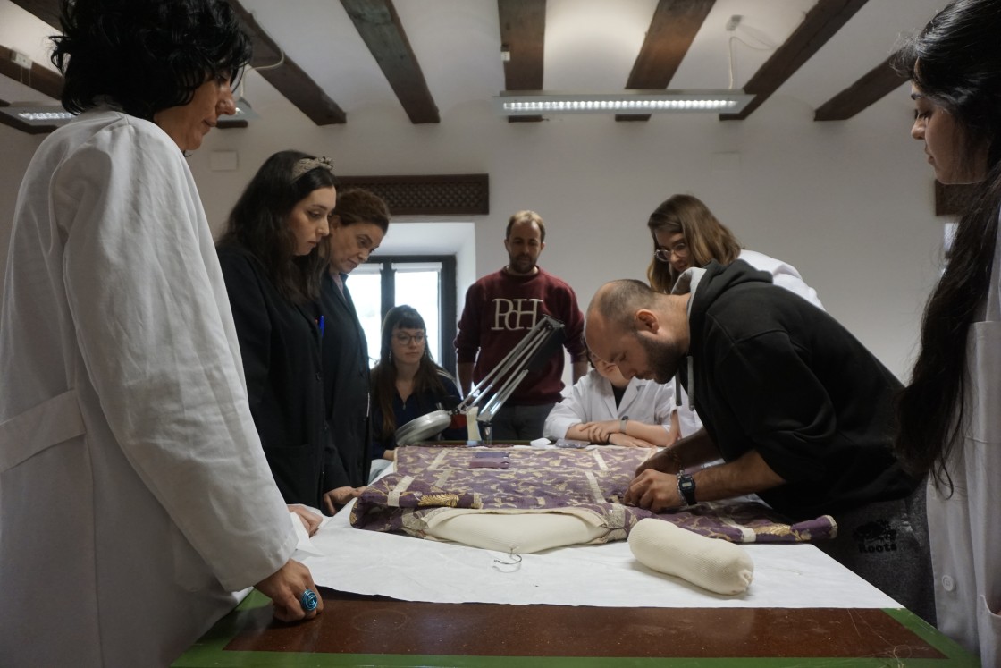 Los restauradores toman aguja e hilo de seda en Albarracín para devolver el esplendor a telas del pasado