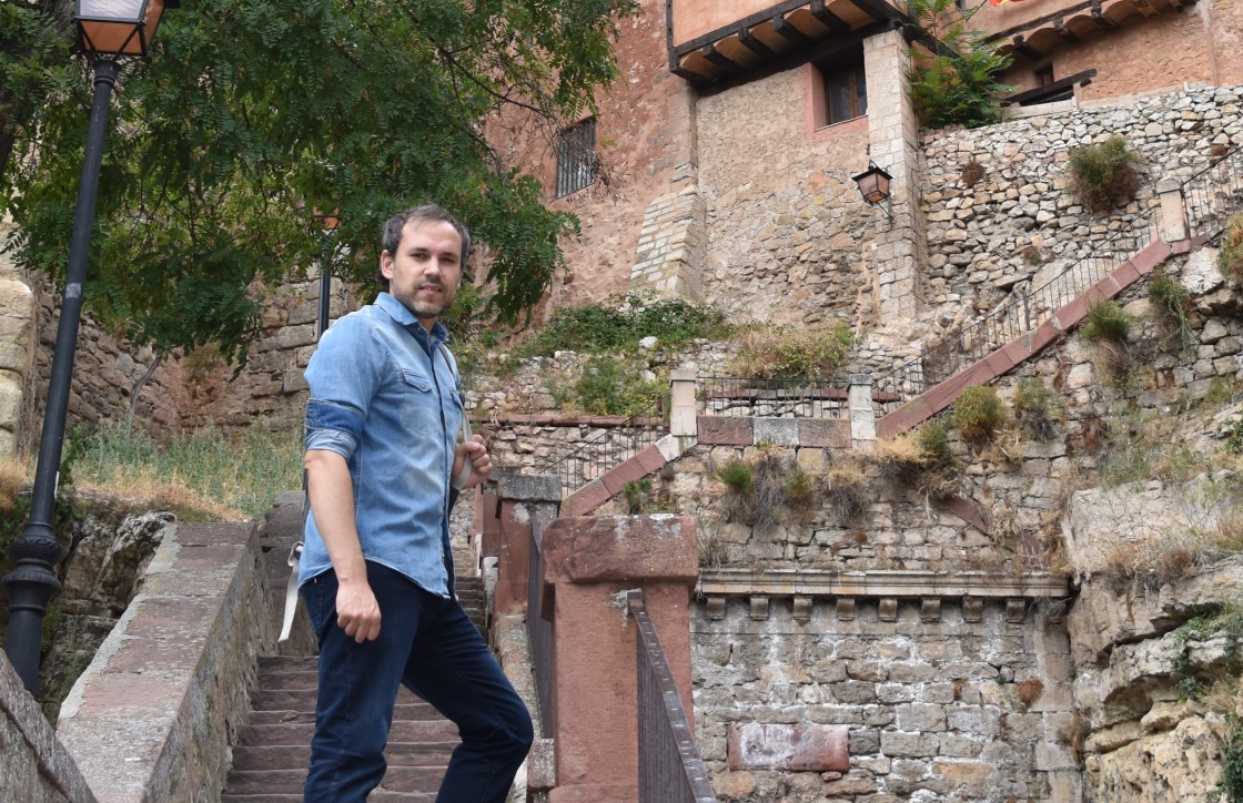 Luis Zueco y Carmen Mola dan el pistoletazo de salida a la Feria del Libro este jueves
