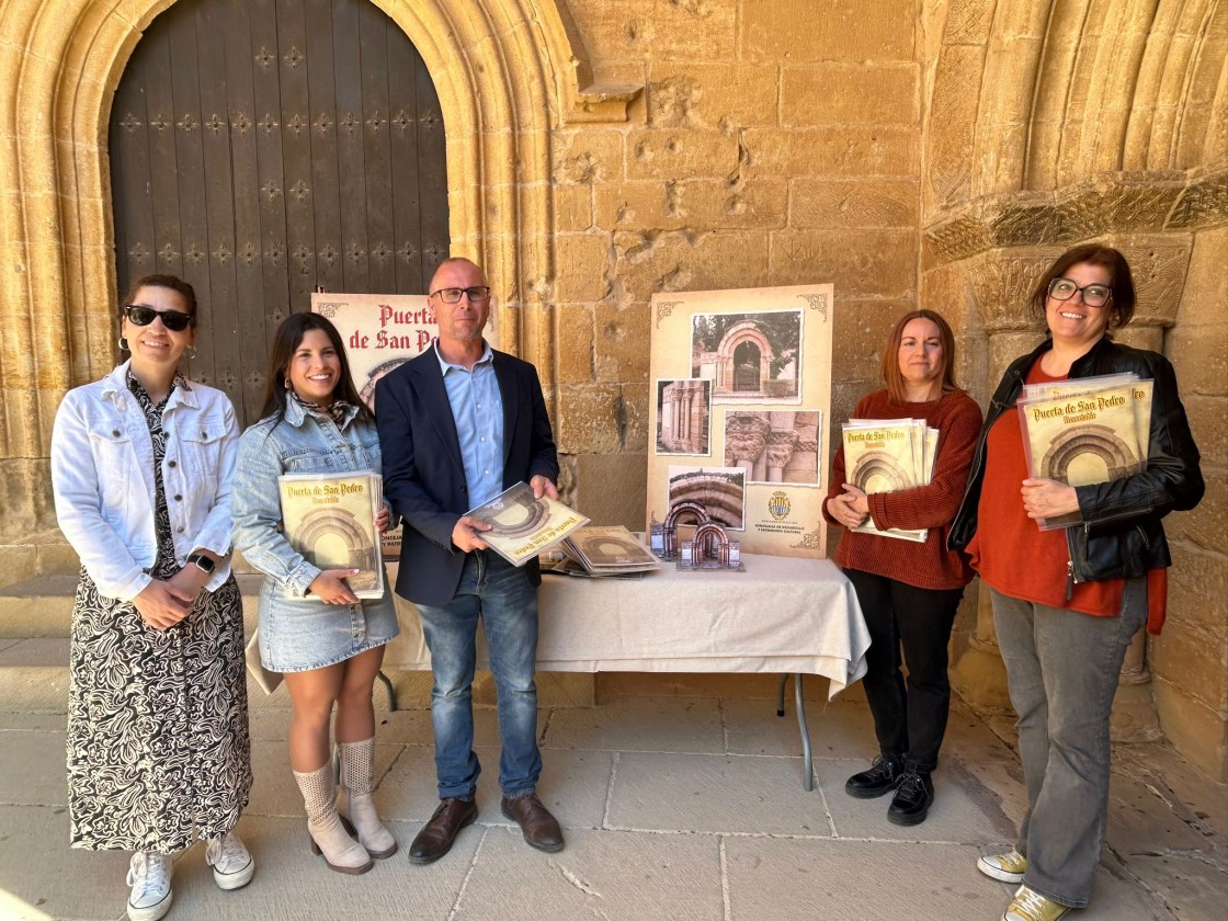 Doscientos recortables del Arco de San Pedro se repartirán entre las aulas alcañizanas