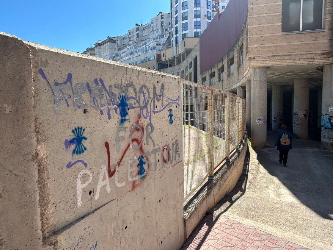 El Ayuntamiento de Alcañiz inicia la limpieza de pintadas de símbolos que incitan al odio
