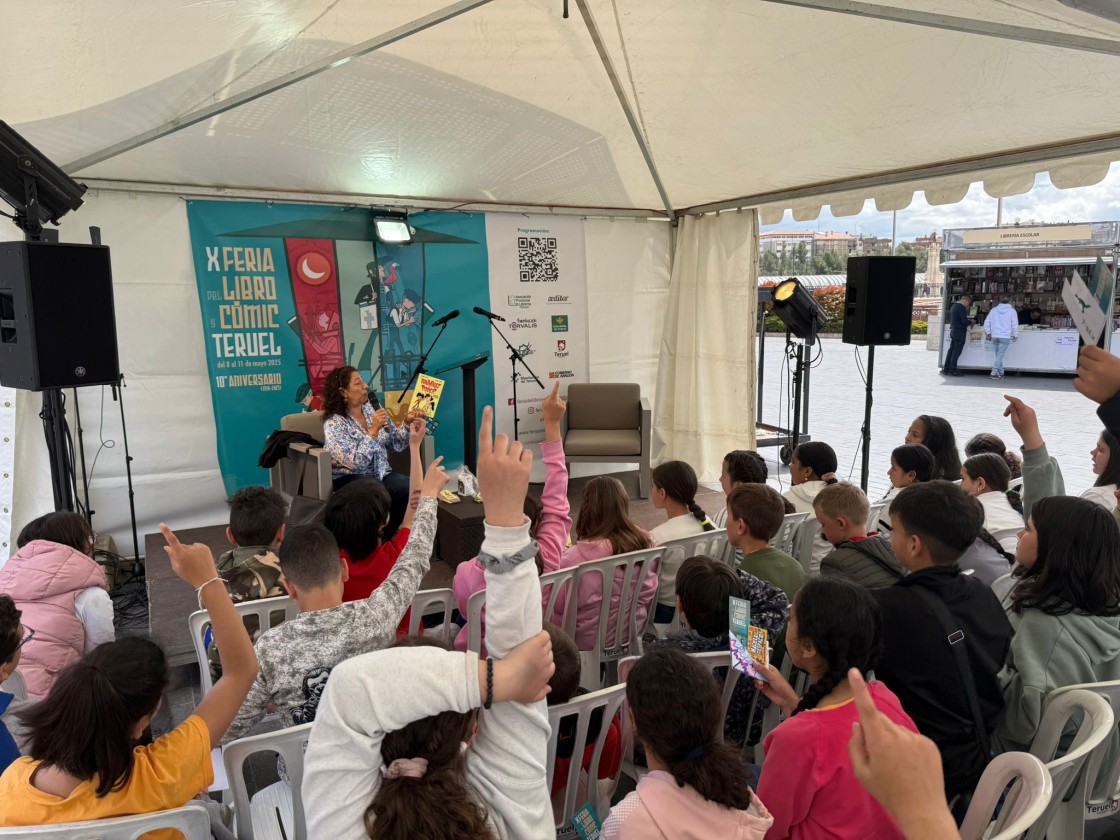 La Feria del Libro y el Cómic de Teruel afronta su jornada central mirando de reojo al cielo