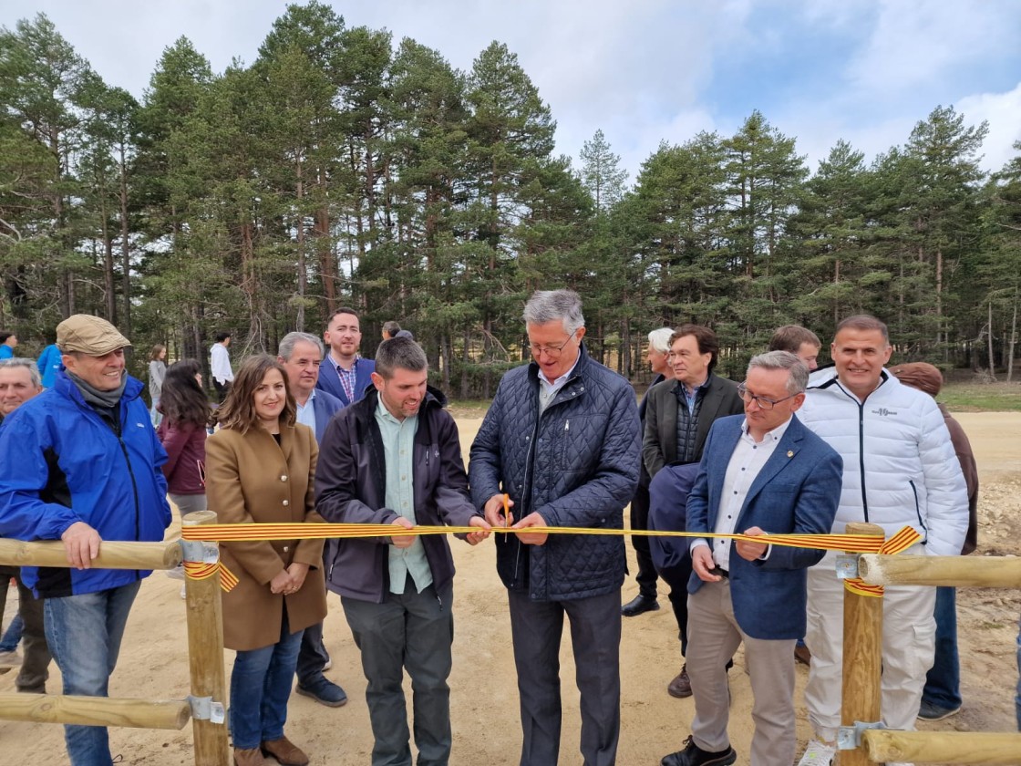 Griegos cuenta con una nueva pista de atletismo en altura, financiada en parte con el Fondo de Inversiones de Teruel