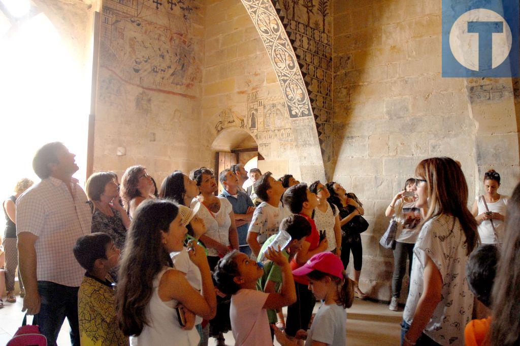 Las pinturas murales del Castillo de Alcañiz encandilan a alumnos de la escuela de Bot