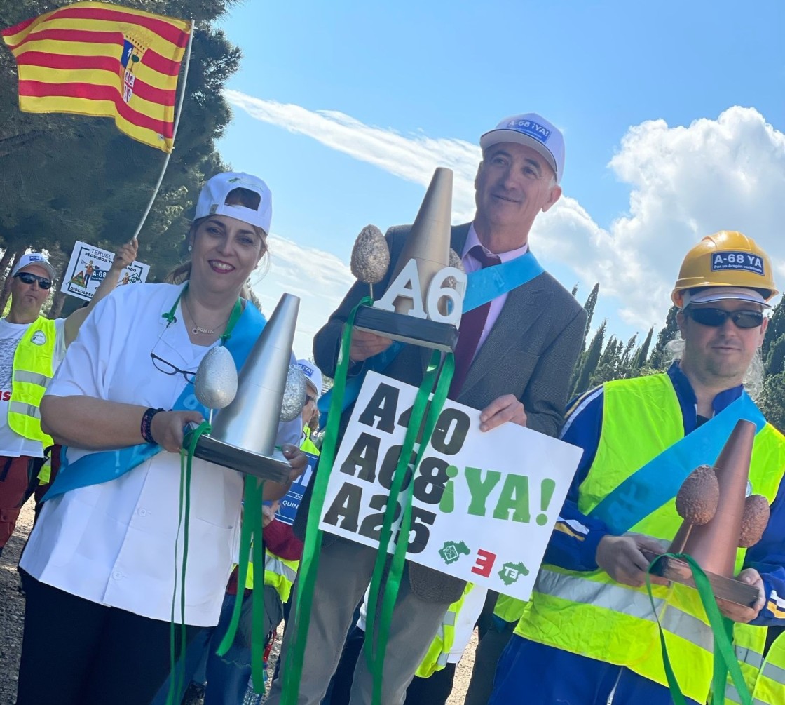 Teruel Existe escenifica en su nueva protesta por la A-68 una entrega de premios a los colectivos más afectados por los retrasos en su construcción