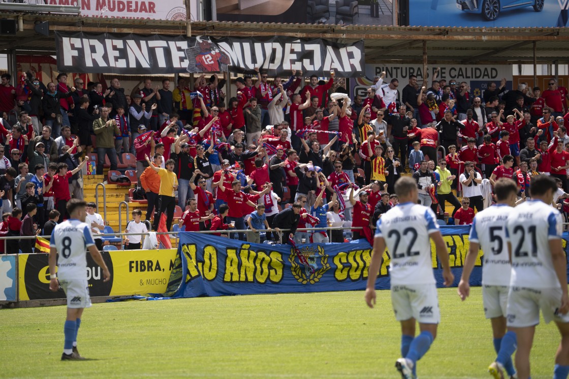 La ciudad de Teruel venera a su equipo de fútbol