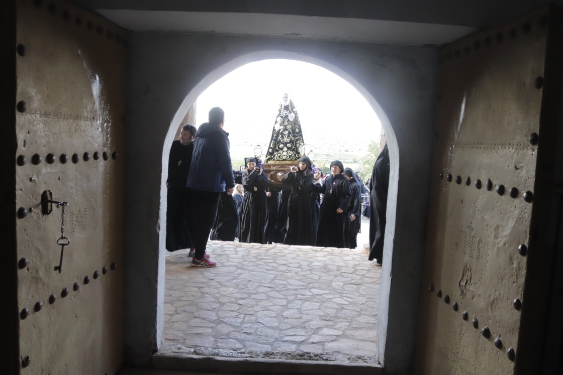 La Procesión de Penitentes lleva a la Sangre de Cristo de Fuentes Claras a Villalba de los Morales