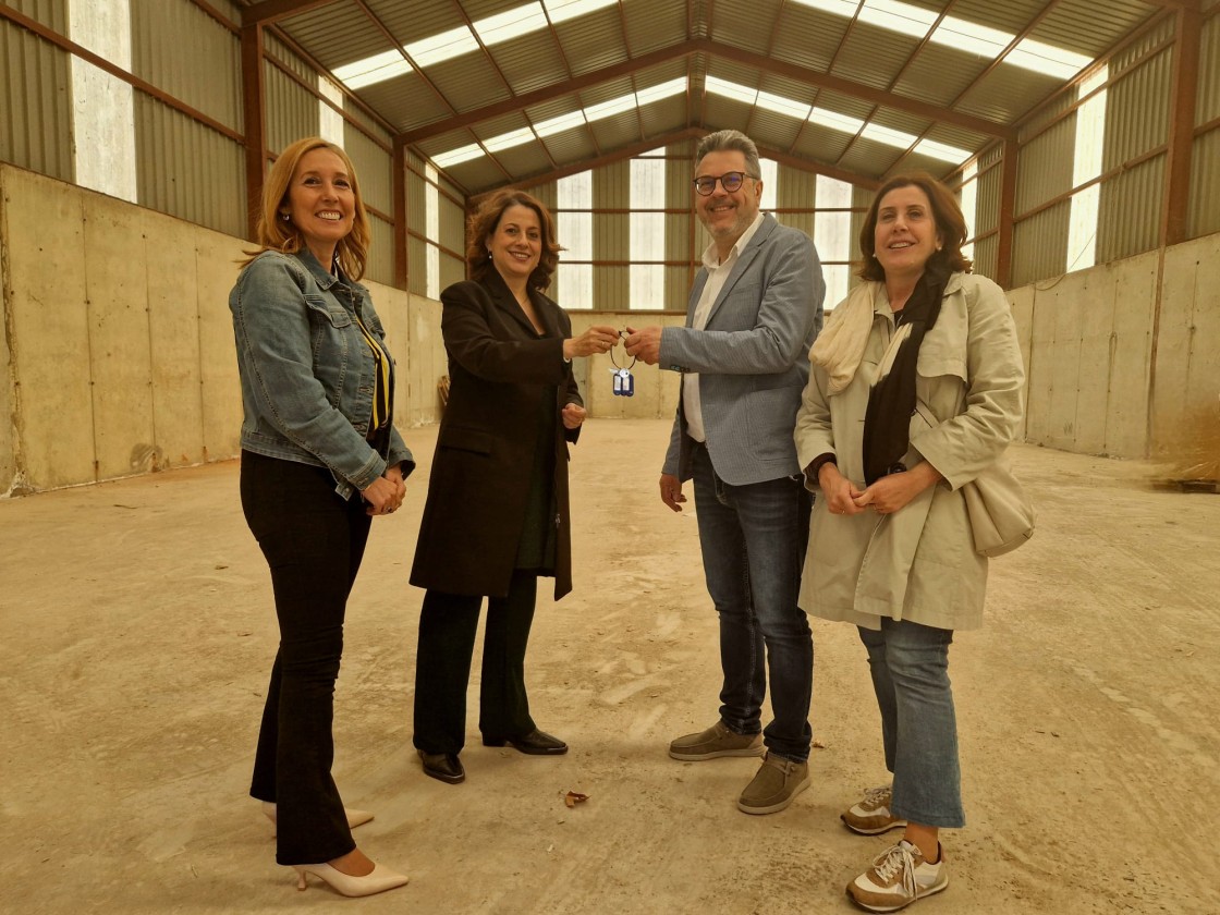 La alcaldesa entrega a Cáritas las llaves de una nave municipal para que la utilicen como almacén de ropa y enseres