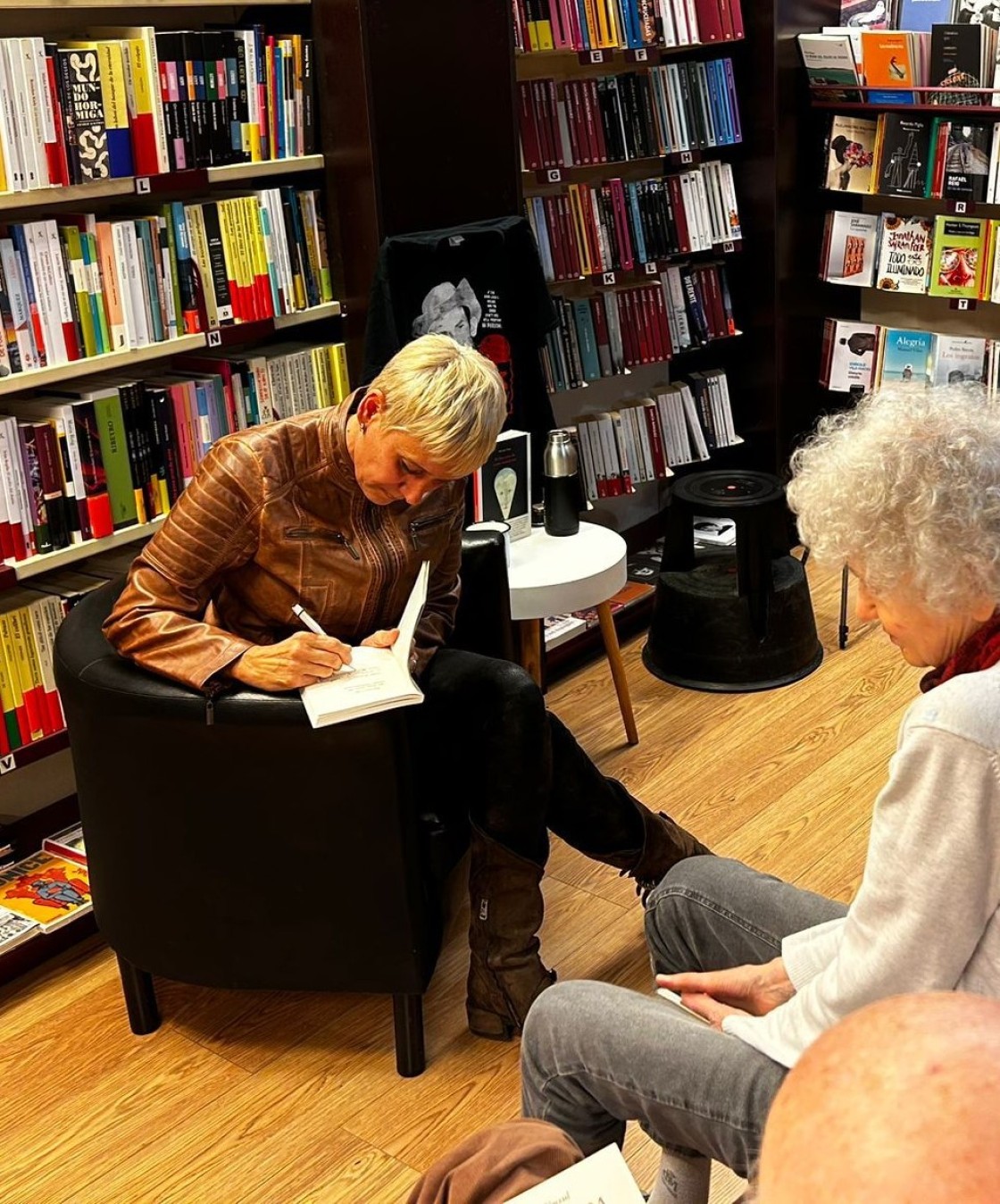 Silvana Vogt, escritora y librera: “En América nos tomamos todo con humor para sobrevivir... acá lo llaman Realismo Mágico”