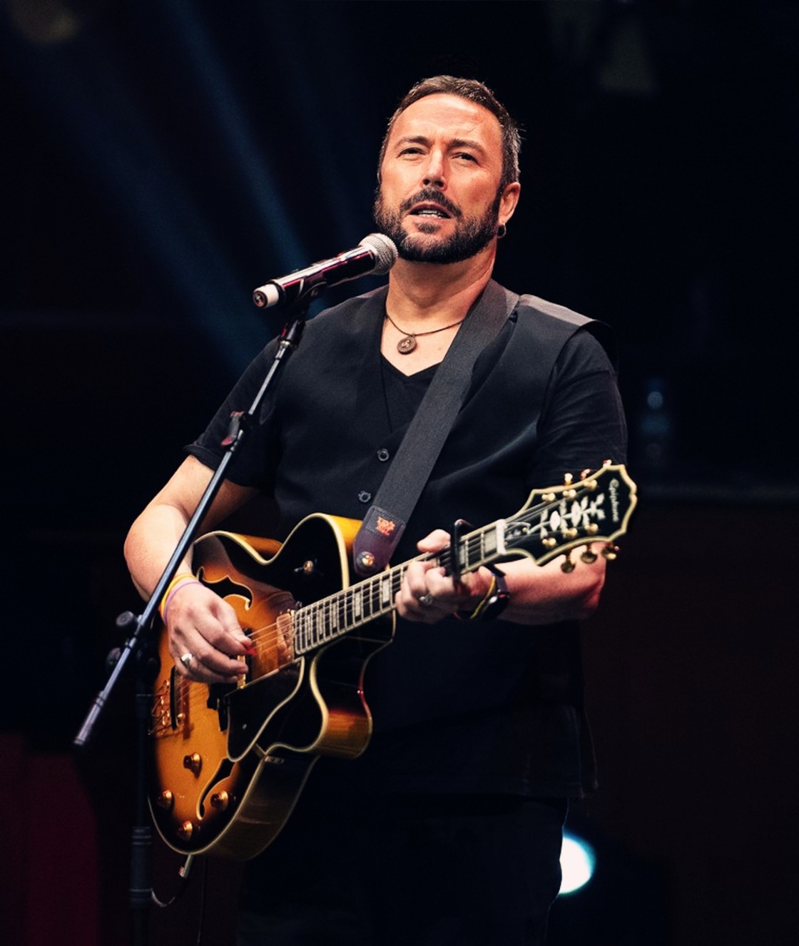 Ángel Petisme, cantautor y poeta: “El vídeo mató a la radio, el MP3 al CD y OT a la música como profesión de largo recorrido”
