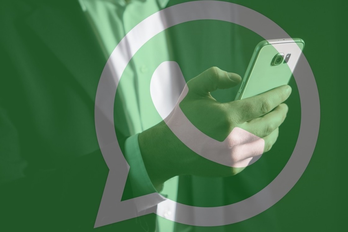 Con el whatsap al aire