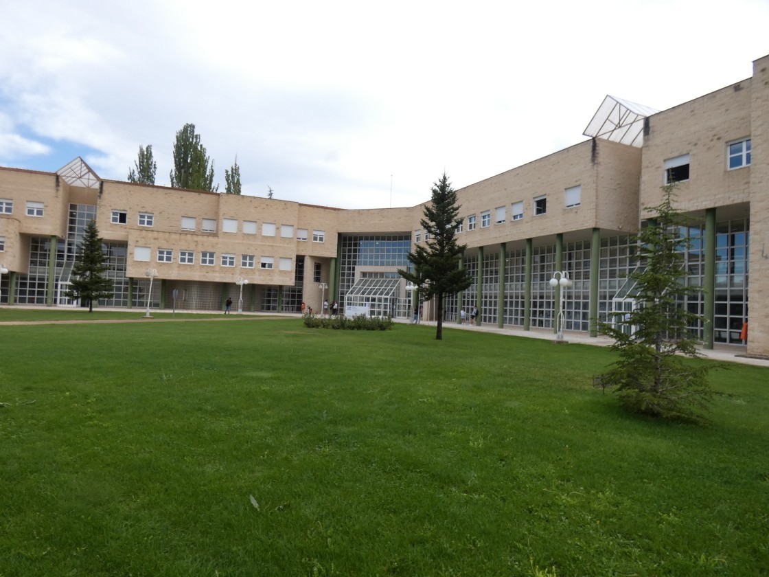 La Facultad de Ciencias Sociales de Teruel premia a Atadi por su labor de integración